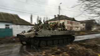 Украинские военные направляются через Бахмут к линии фронта.